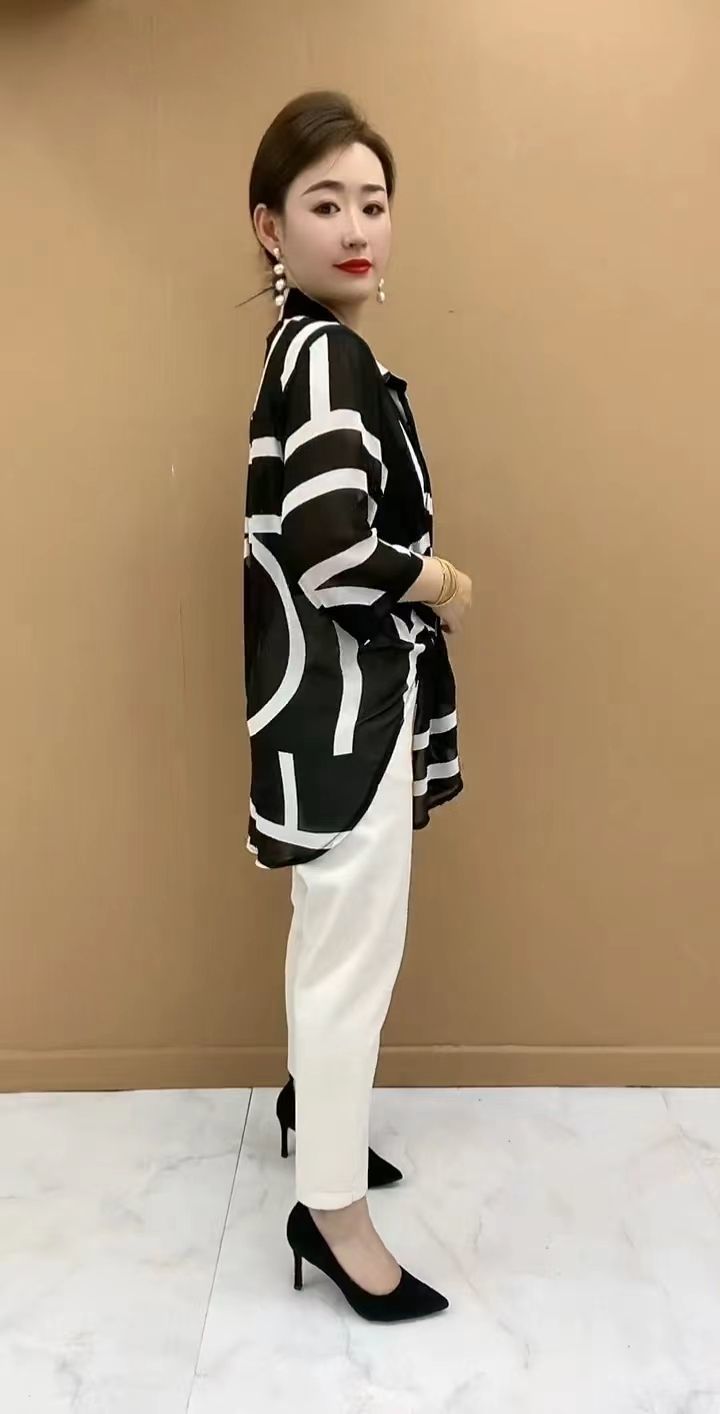 Polo in chiffon con strisce di colore a contrasto, abbigliamento protettivo dal sole di media lunghezza_voghion.com