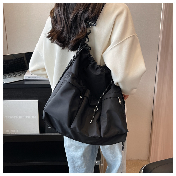 Nuevo bolso de hombro de invierno para mujer, mochila cruzada simple de ocio para estudiantes de gran capacidad a la moda_voghion.com