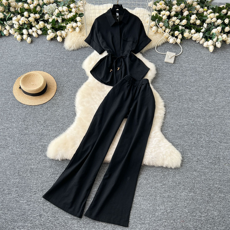 Completo da donna in due pezzi con vita allacciata e versatile camicia a maniche corte con vita alta e pantaloni dritti e aderenti a gamba larga_voghion.com