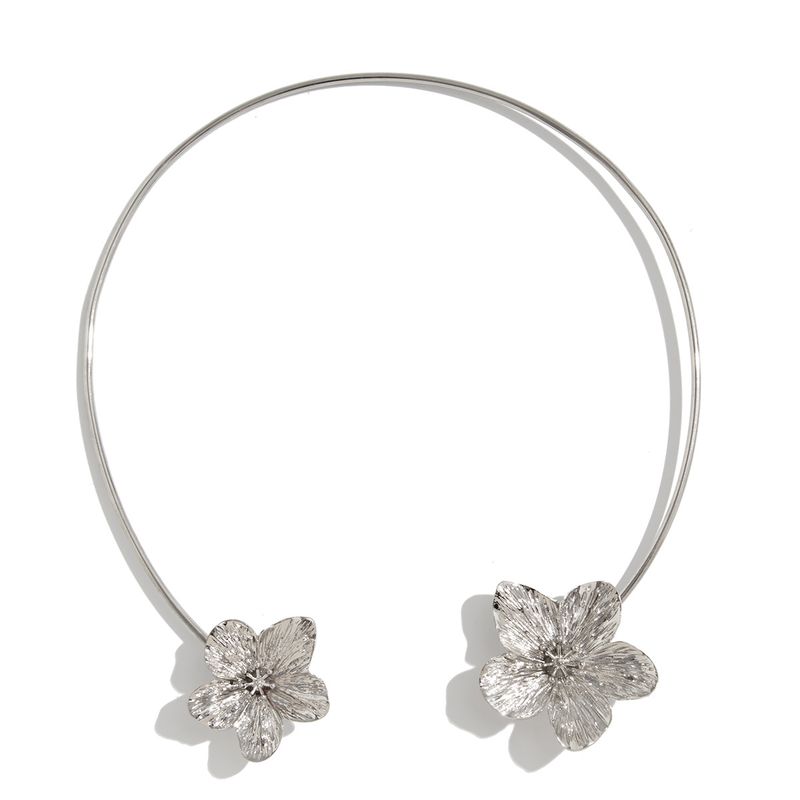 Collana girocollo con cuore a forma di fiore in metallo in stile vintage, leggera e lussuosa, con catena per clavicola esagerata, design unico._voghion.com