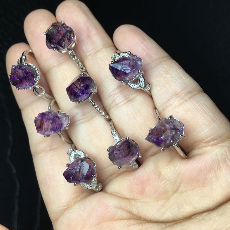 Anello minerale Super Seven con capelli viola naturali e intarsi in argento, alla moda, suggestivo, squisito e bello._voghion.com