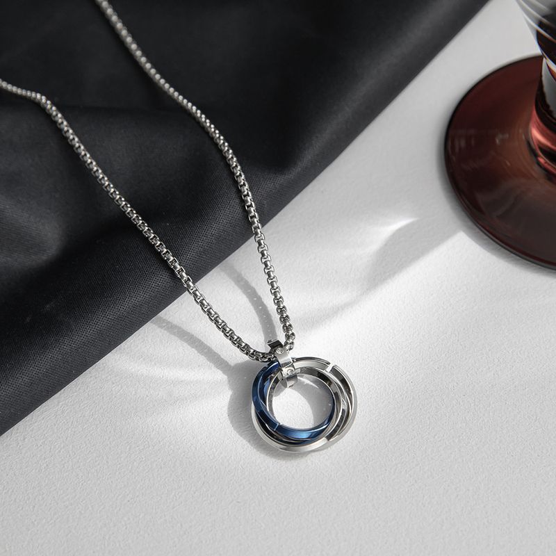 Collana minimalista in acciaio al titanio con ciondolo a tre anelli intrecciati, accessorio alla moda per uomo_voghion.com