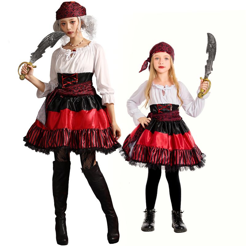 Halloweeniõhtu peod, koosviibimised, navigaatorid, cosplay kostüümid, punaste triipudega pitsilised piraadid_voghion.com
