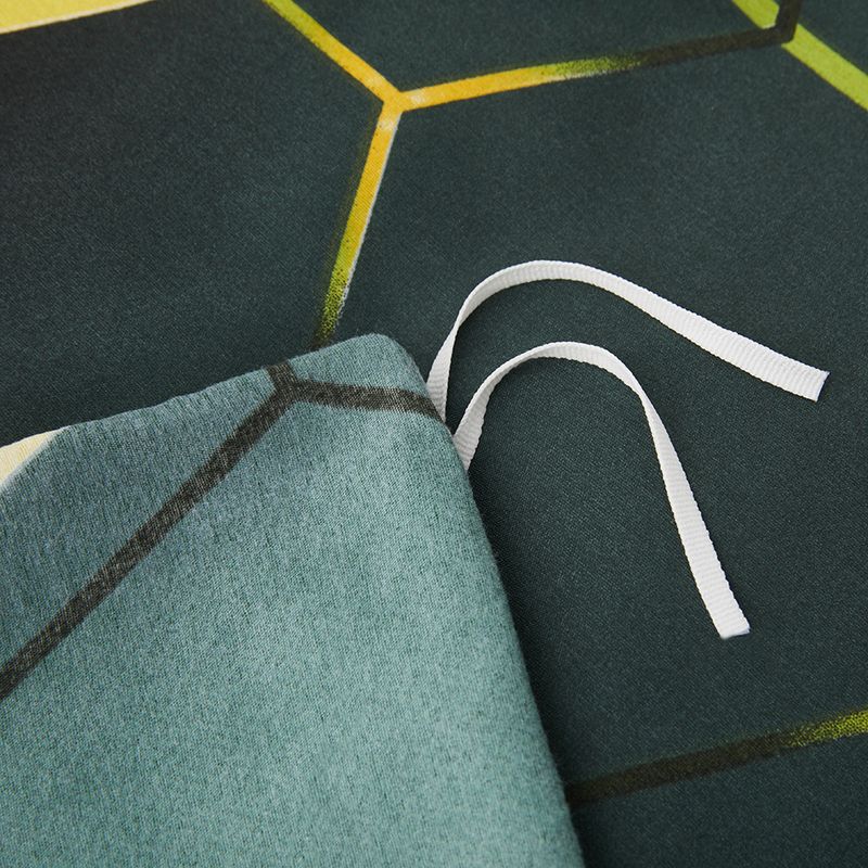 Parure de lit trois pièces avec housse de couette et housse de couette imprimées recto verso à motifs géométriques en nid d'abeille vert, en polyester doux et velours._voghion.com