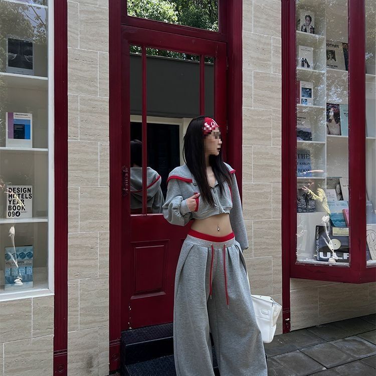 2025 New Gray And Red Color Block Hooded Shor Sweashir Wih Pleaed Sraigh Loose Drawsring Sweapans Two-Piece_voghion.com