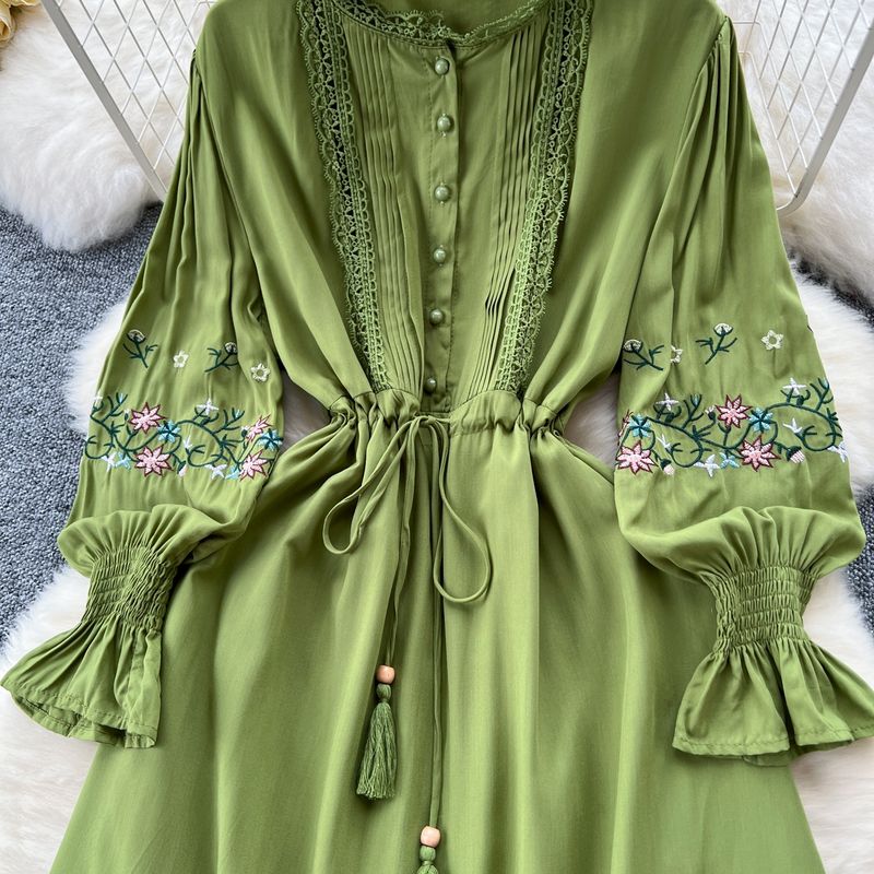 Vintage-Kleid mit bestickter Spitze und Glockenärmeln – Korsettschnürung und Schößchensaum für eine romantische Silhouette_voghion.com
