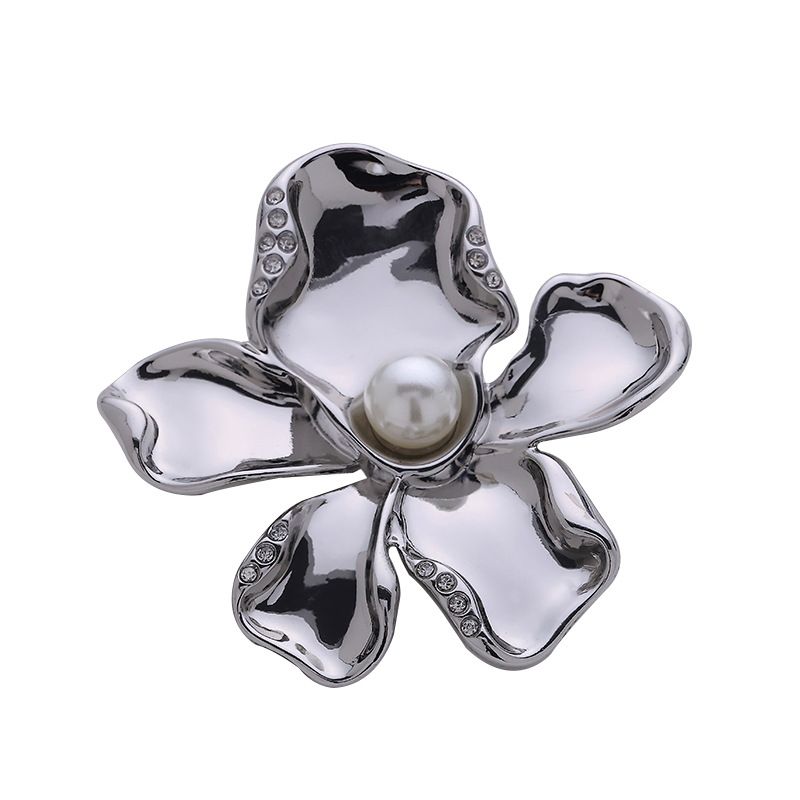 Kleine duftende französische Perlenblume in Form einer unregelmäßigen dekorativen Metallbrosche für ein Anzugjackett_voghion.com