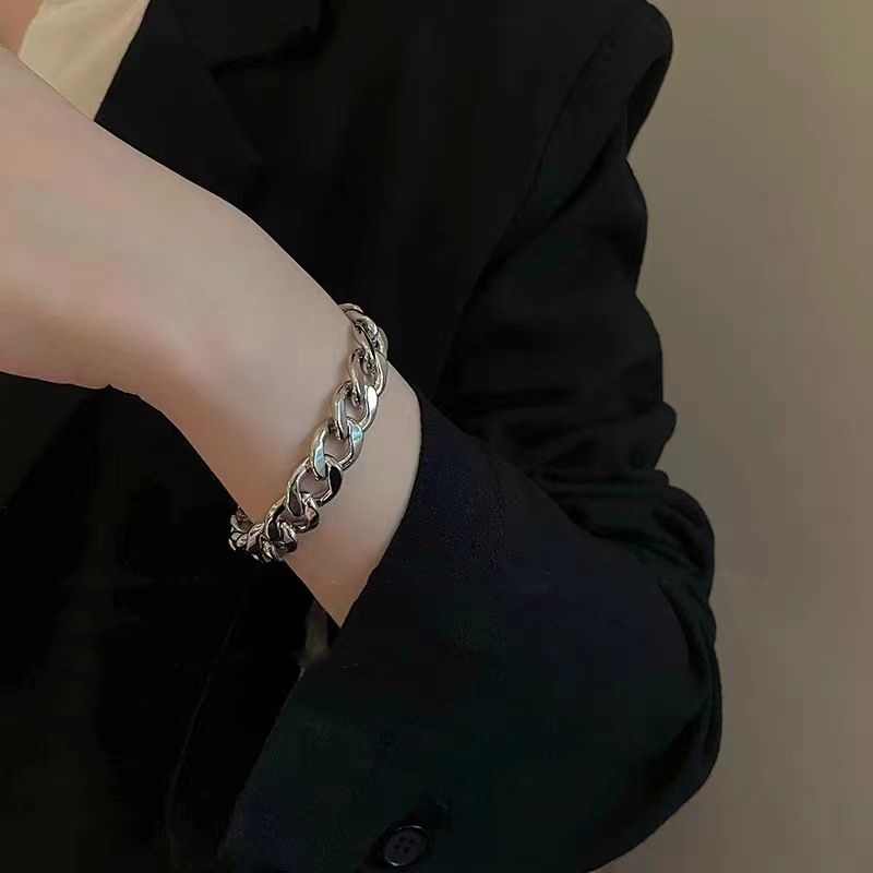 Pulseira de prata com fivela grossa para cinto feminino, design minimalista, joia de mão com corrente cubana chique e exclusiva_voghion.com