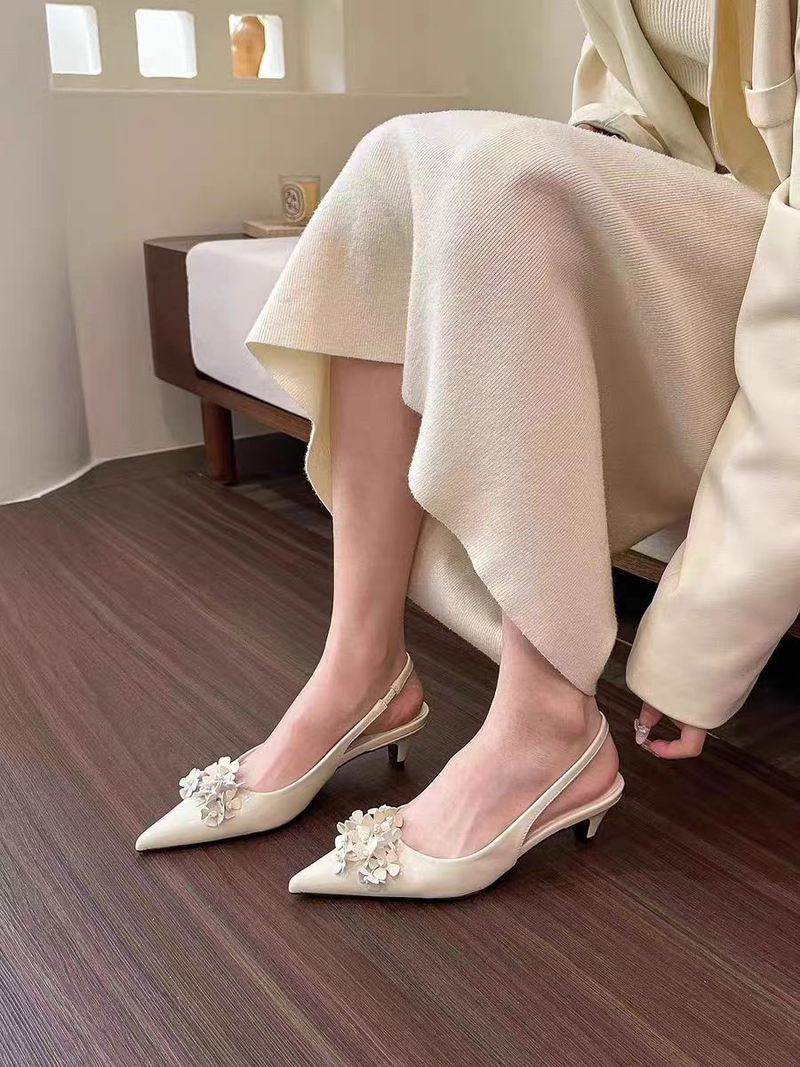 Stagione primaverile e autunnale 2024 Nuova moda Versatile fiore a punta verde Sandali con bocca poco profonda Pista d'aria posteriore da donna_voghion.com