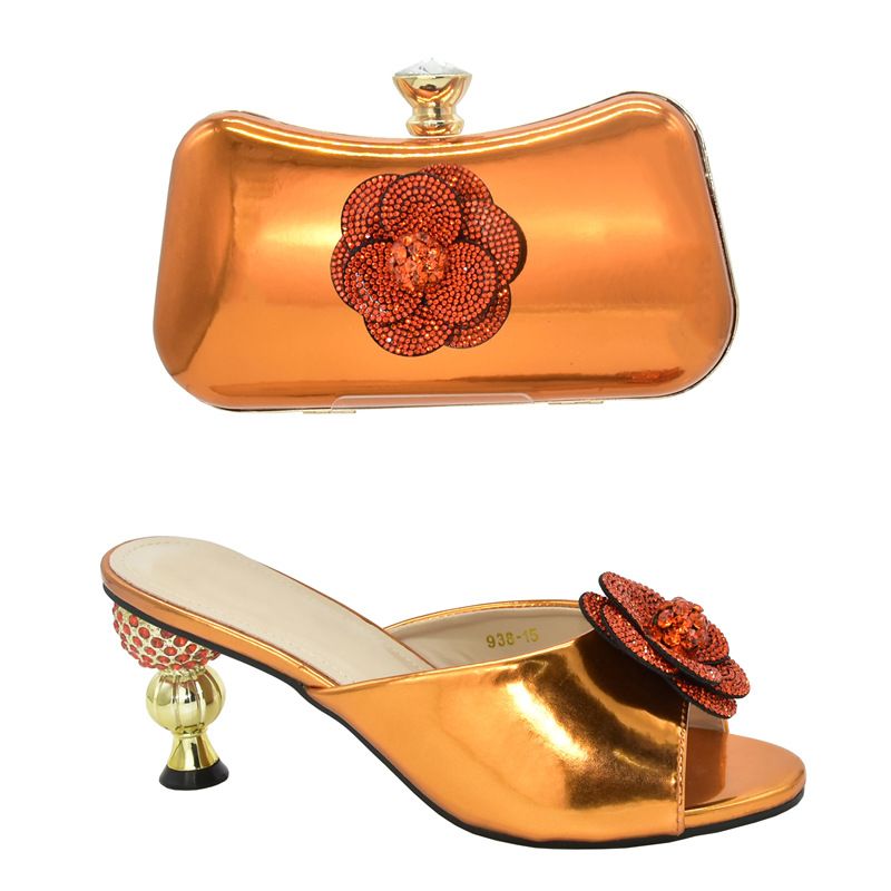 Kombinéiert den Owend mat glänzende Sandalen mat héijen Absätz a ronnem Fëschmond an engem Clutch-Set mat dräidimensionalen Decals_voghion.com