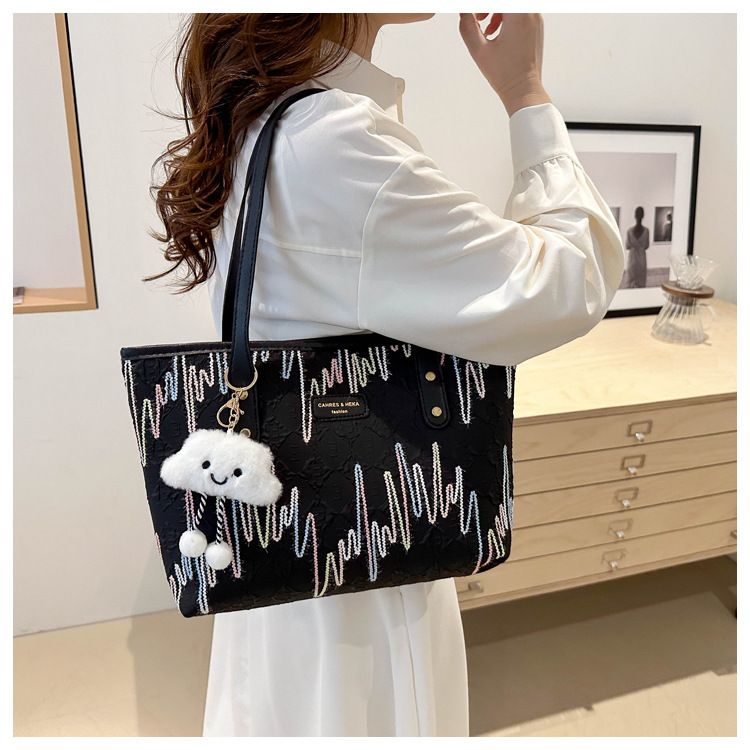 Stilvolle, gestreifte, bestickte Tragetasche für Damen – leichte Schultertasche aus Canvas mit abnehmbarem Anhänger, geräumiges Design für Arbeit, Uni und den täglichen Gebrauch_voghion.com