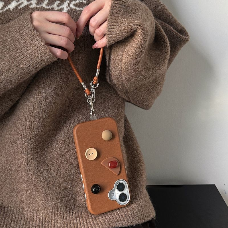 Custodia con motivo litchi a forma di catena da polso con bottone 3D coreano retrò per iPhone 16 Pro Max 15 14 13 12 11 autunno marrone moda morbida_voghion.com