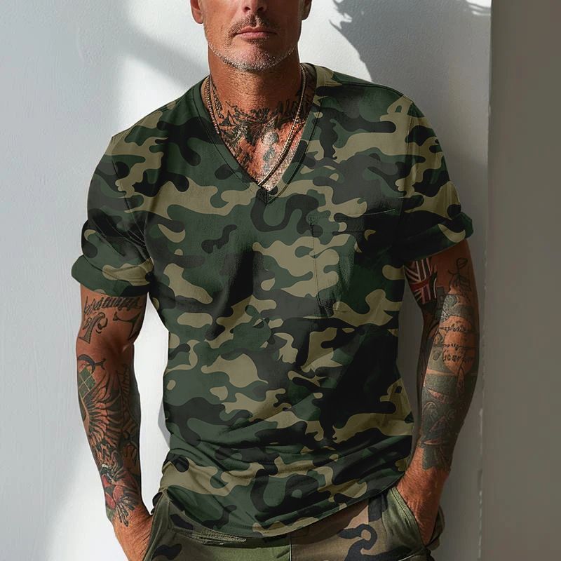Camiseta informal de manga corta con cuello en V y estampado de camuflaje para hombre_voghion.com