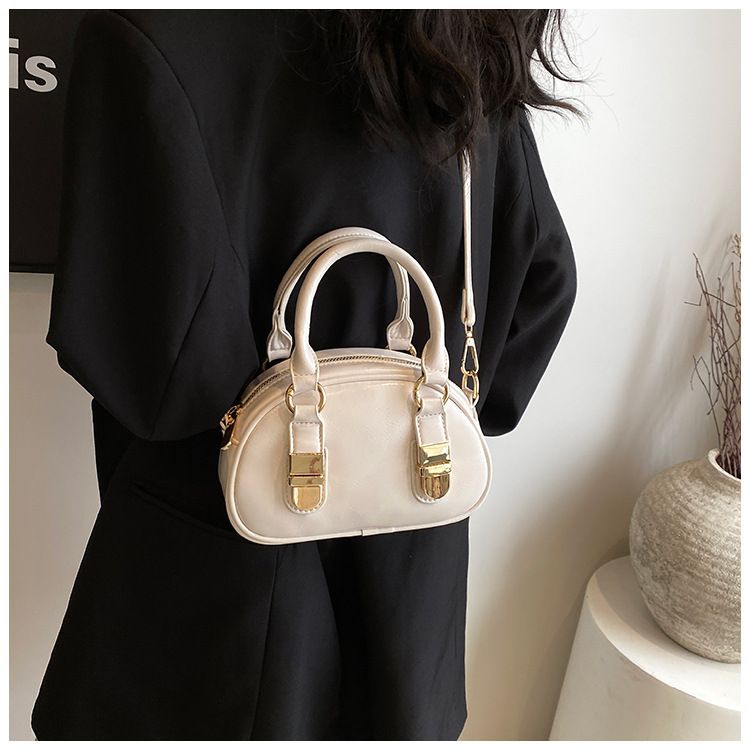 Fashionable Hand-held Bowling Bag For Women 2024 New Item Niche Retro Shell Bag High-end And Versatile Shoulder Bag Crossbody Bag_voghion.com