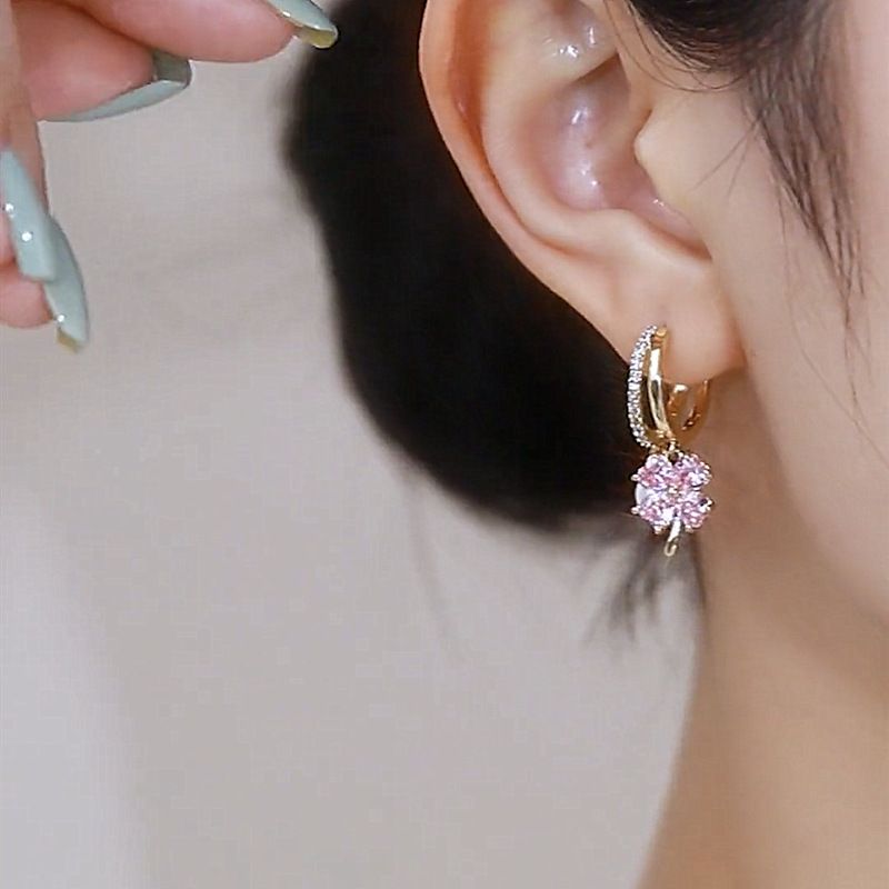Rosa vierblättrige Blumenperle für Frauen, leichter Luxus, High-End-Sinn, modisches Temperament, Ohrschnallen, neuer Trend_voghion.com