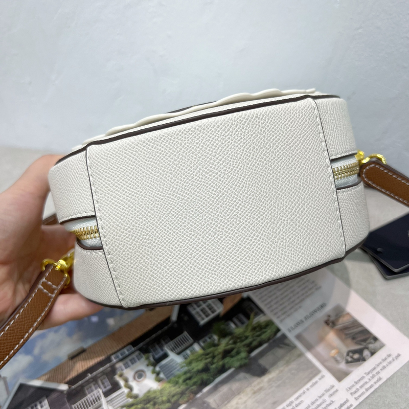 Borsa da donna, stampa vintage, borsa rotonda traforata, borsa a tracolla dal design di nicchia_voghion.com