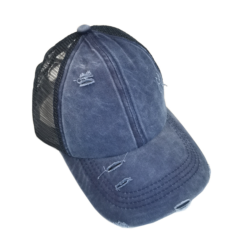 Baseball da donna con coda di cavallo lavata a griglia incrociata in estate, primavera e autunno, realizzato con un vecchio pannello luminoso, sole all'aperto_voghion.com
