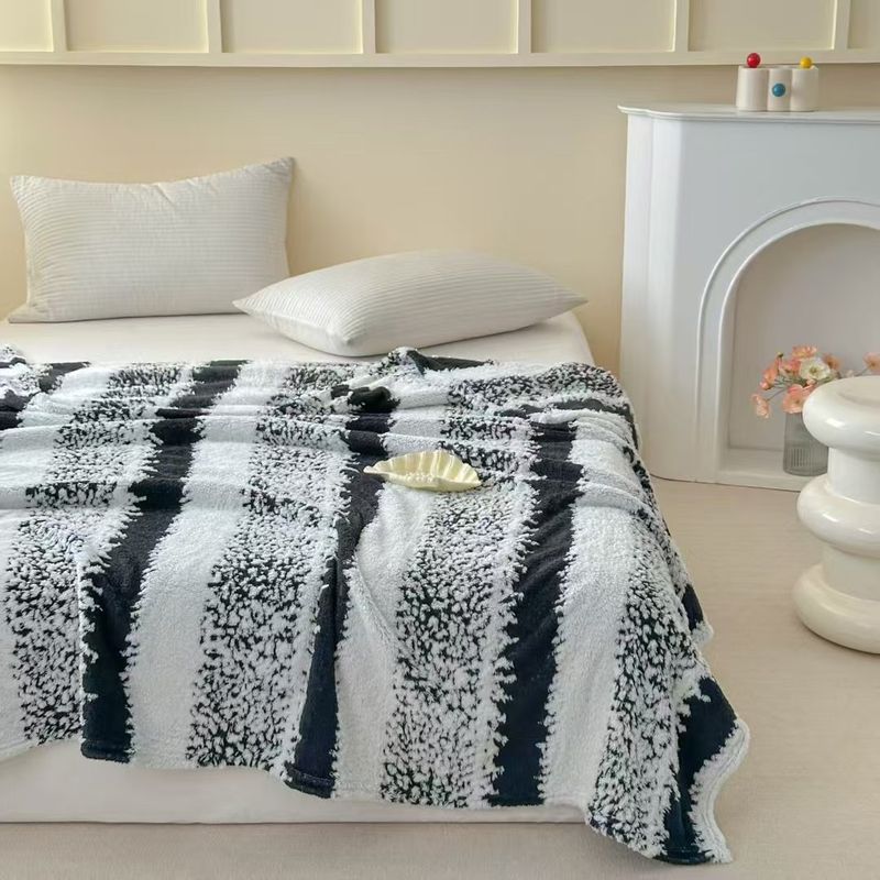 Coperta a righe in velluto jacquard con fiocco di neve, coperta per divano quattro stagioni, coperta per pisolini in ufficio, coperta calda e delicata sulla pelle_voghion.com