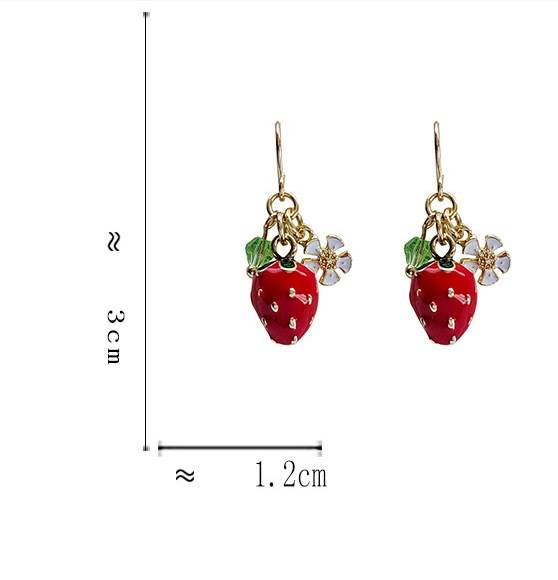 Un paio di orecchini per bambina carini e freschi, piccoli orecchini a forma di fata con gancio a forma di fragola_voghion.com