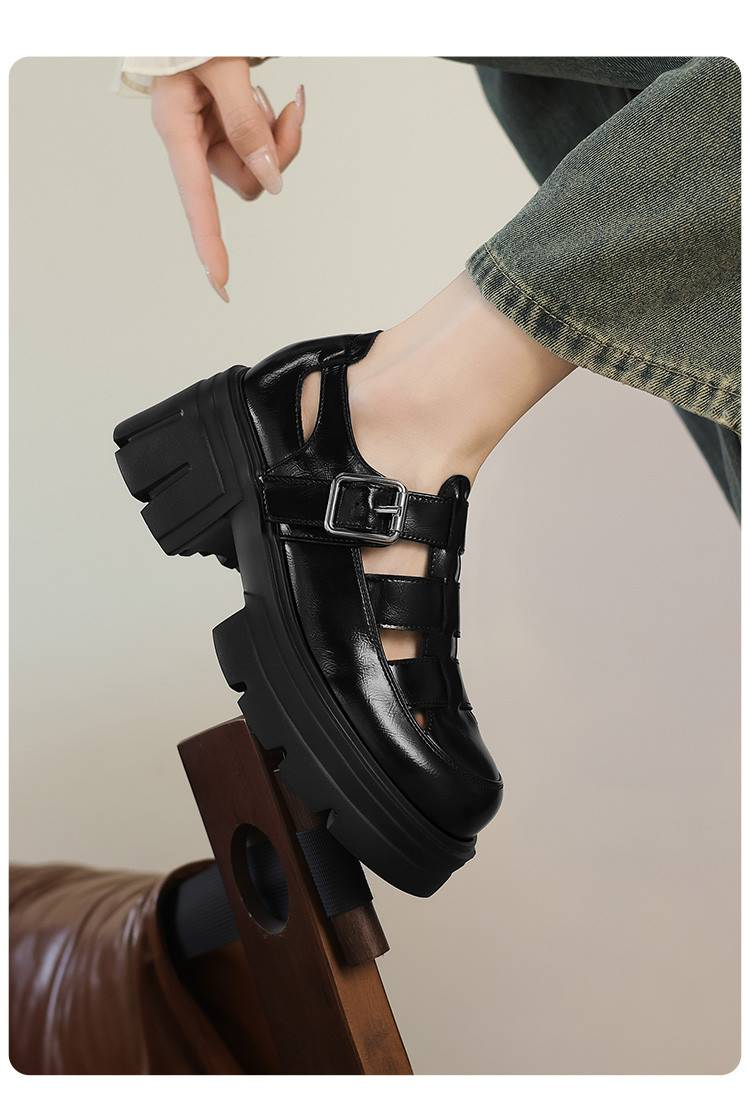 Ženske rimske sandale cameido s debelim potplatom. To su retro platformske šuplje sandale s prekrivenim prstima i pletenim dizajnom "svinjskog kaveza"._voghion.com