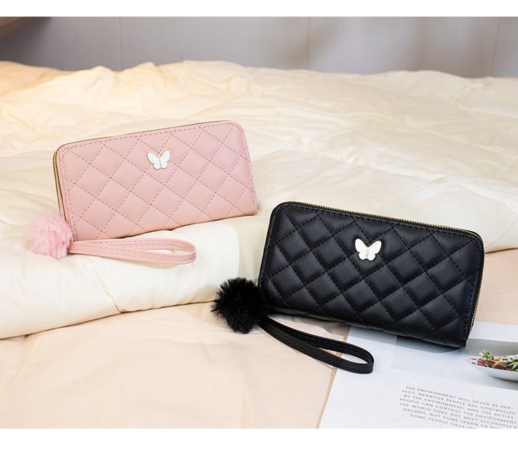 Vintage lang pung med sommerfugledetaljer og quiltet design - Elegant Chanel-inspireret møntpung med pompon-vedhæng og plads til flere kort_voghion.com