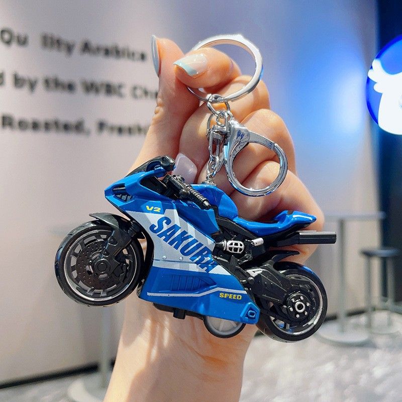 Porte-clés de voiture en forme de mini moto, design de dessin animé, tendance et exquis, pendentif pour sac à dos, machine à griffes, petit cadeau_voghion.com