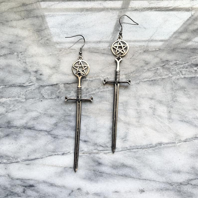Pendientes vintage de plata con forma de espada larga y pentagrama de luna, pendientes con gancho_voghion.com