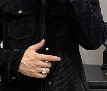 Kurze Herrenjacke aus Wollmischung – Slim Fit Winter-Peacoat mit mehreren Taschen_voghion.com