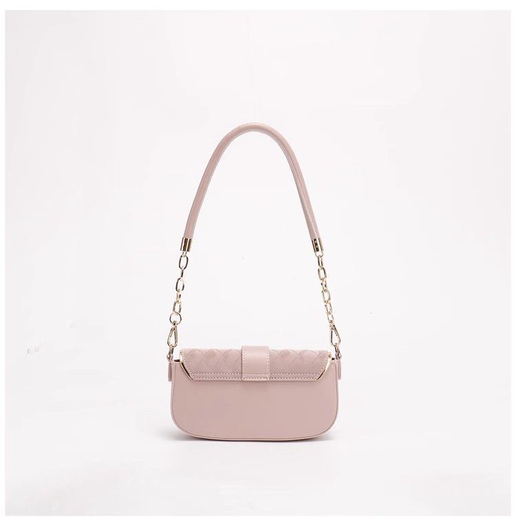 Donna di lusso leggero con un senso del lusso, temperamento minimalista, borsa quadrata piccola e versatile, nuovo singolo 2023_voghion.com