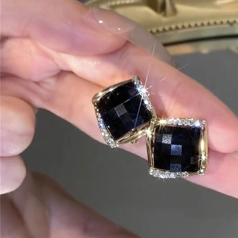 S silver needle Japanese and Korean temperament simple studded black crystal diamond women's fashion light luxury design_voghion.com