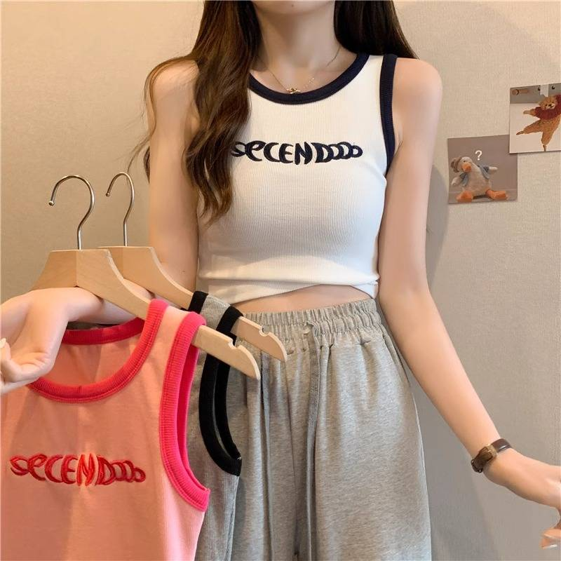 Yllään Camisole-toppi, plus-kokoinen tyttö kuuman tytön kanssa, jolla on dopamiinihihaton toppi kesällä_voghion.com
