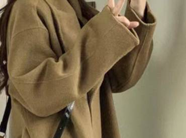 "Audrey-Inspired Wool Blend Coat – Oversized Double-Breasted Trench For Petite Frames (Dark Khaki/Black, M-2XL)"_voghion.com