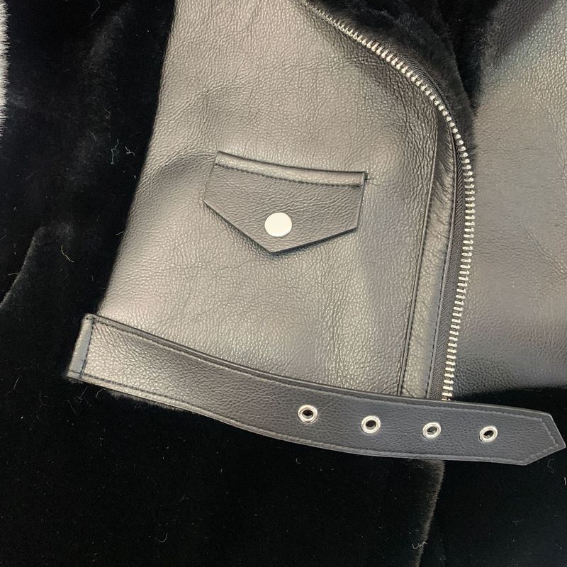 Kunstpelzjacke für Damen, modischer Mantel – PU-Lederbesatz, kurze Länge, stilvolles Motorraddesign, weiche und warme Winteroberbekleidung (schwarz)_voghion.com