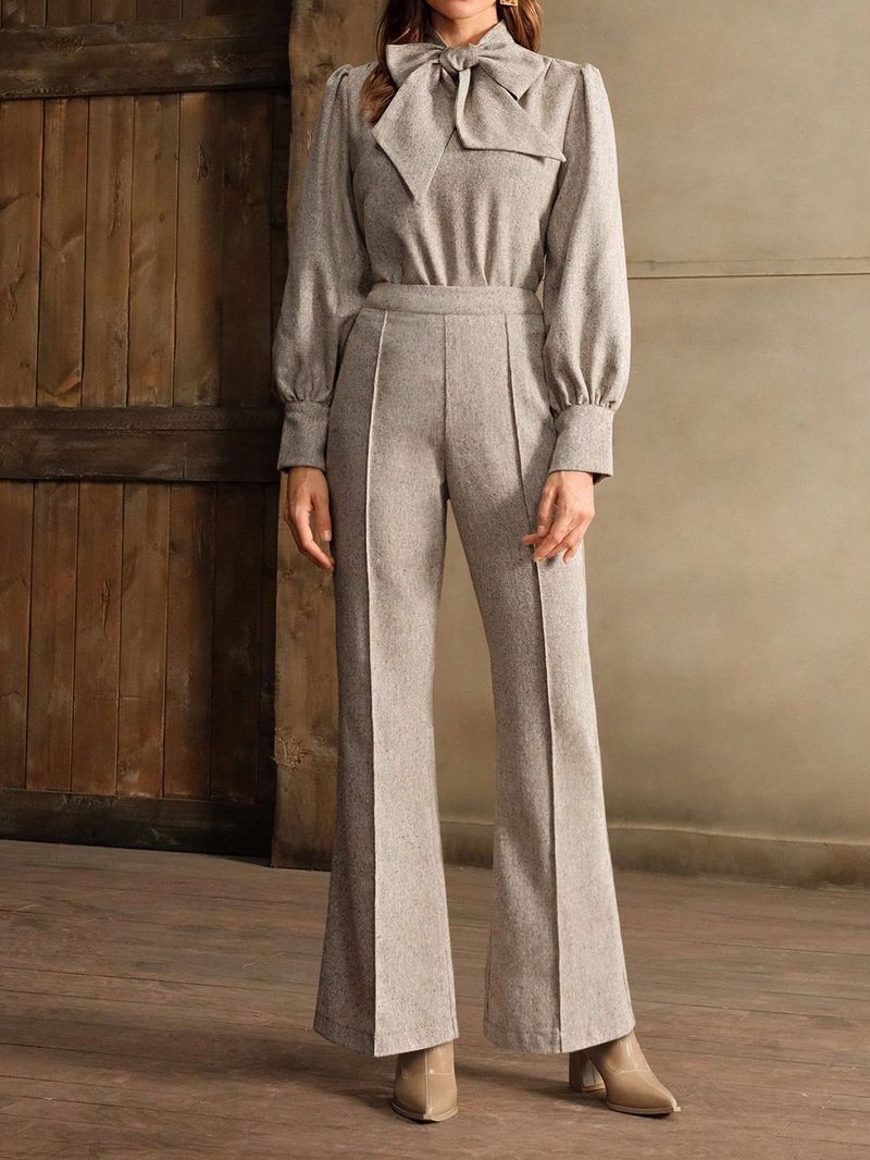 Elegante completo da donna con camicetta e pantaloni con papillon - Abbigliamento da ufficio alla moda autunno inverno con maniche a palloncino fluide_voghion.com