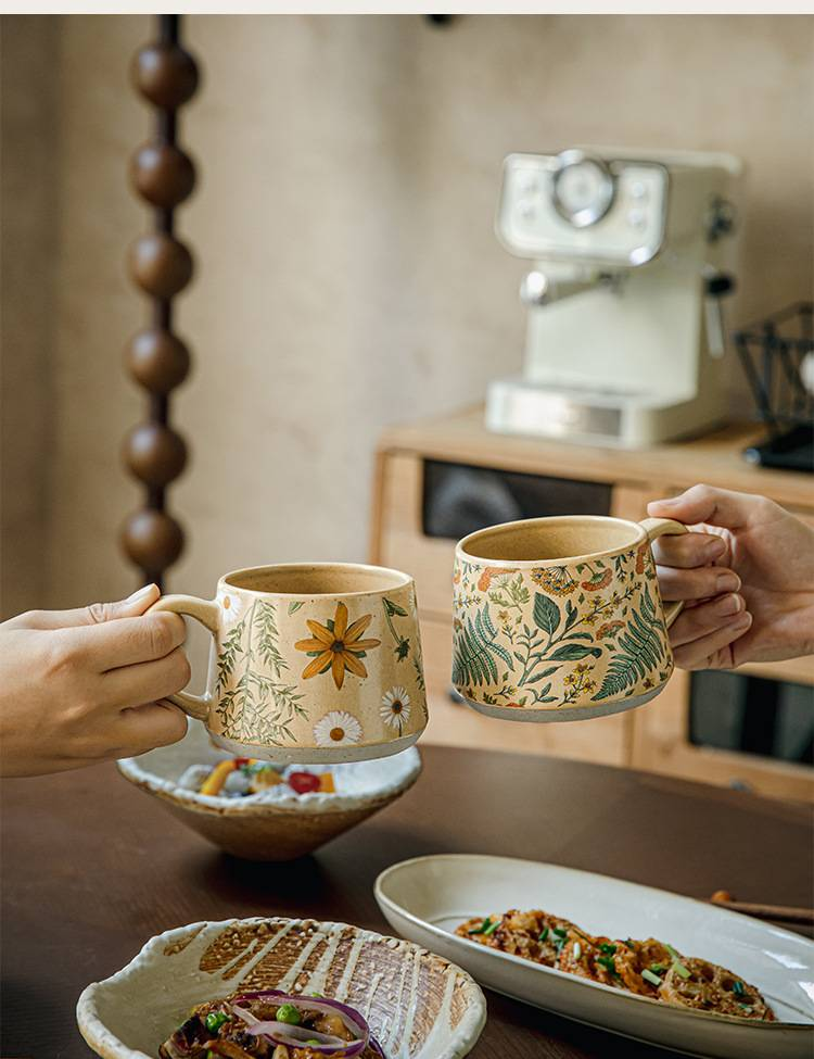 Hermosa taza de café de cerámica estilo medieval hecha a mano retro_voghion.com