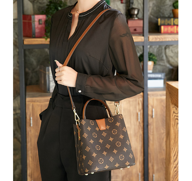 2023 New Trendy and Advanced Water Bucket Bag Fashion Age Reducing Crossbody Bag Fashionable Handheld Shoulder Bag_voghion.com