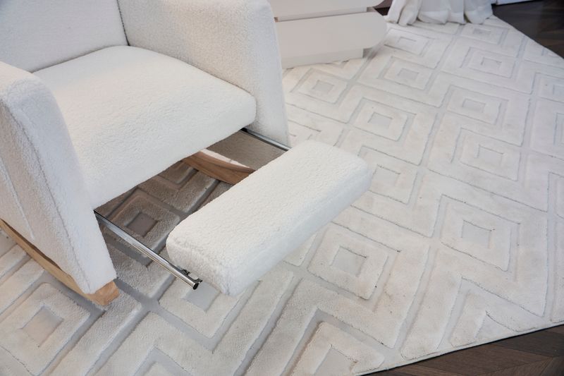 Fauteuil à bascule 044 avec pouf, fauteuil inclinable d'intérieur à dossier haut en tissu Teddy blanc pour salon_voghion.com