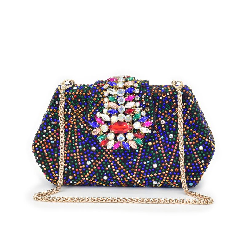Scarpe con tacco medio e punta a punta in strass con design a tacco alto con diamanti abbinate a una borsa da sera alla moda con diamanti._voghion.com
