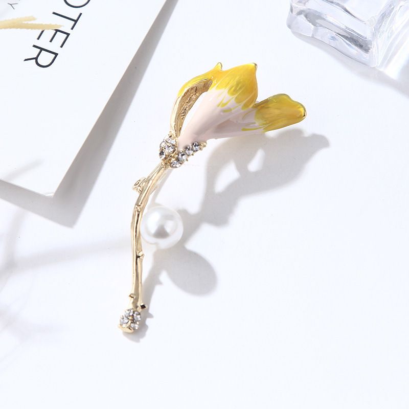 Neue blaue Blume stolz Kristallglas Blumenbrosche gelb Temperament Blumenbrosche Schmuck_voghion.com