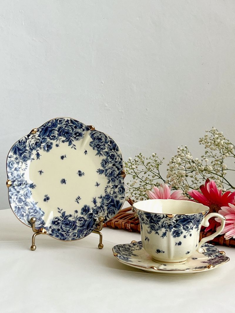 Atemberaubende Kaffeetasse aus Keramik im Palaststil, cremegelber Boden mit blauer Blume, 250 ml_voghion.com