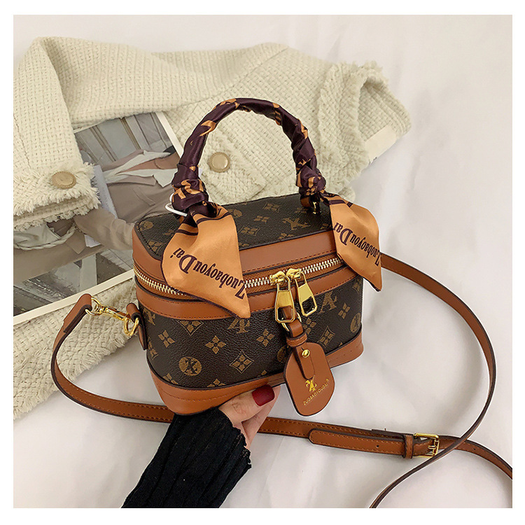 High-end female 2023 new fashion presbyopic box all-match portable shoulder Messenger cosmetic bag trend_voghion.com