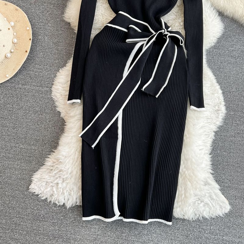 Abito in maglia con lacci, a maniche lunghe, a contrasto di colore, con colletto alto, snellente, di media lunghezza e lungo fino ai fianchi_voghion.com