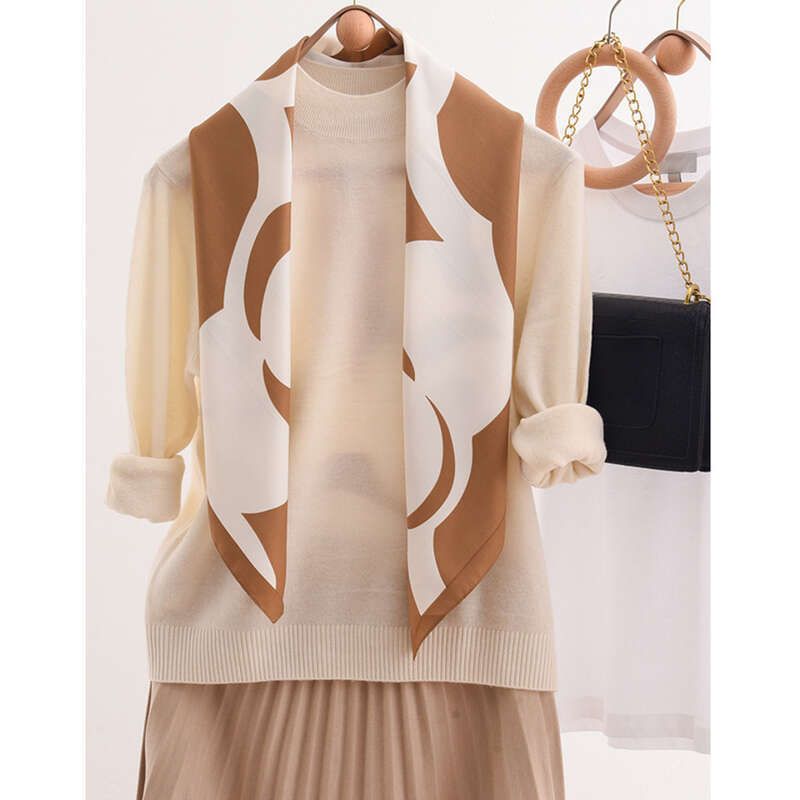 Sciarpa di seta semplice avvolta in un motivo a quadri di camelia, primavera ed estate 2025_voghion.com