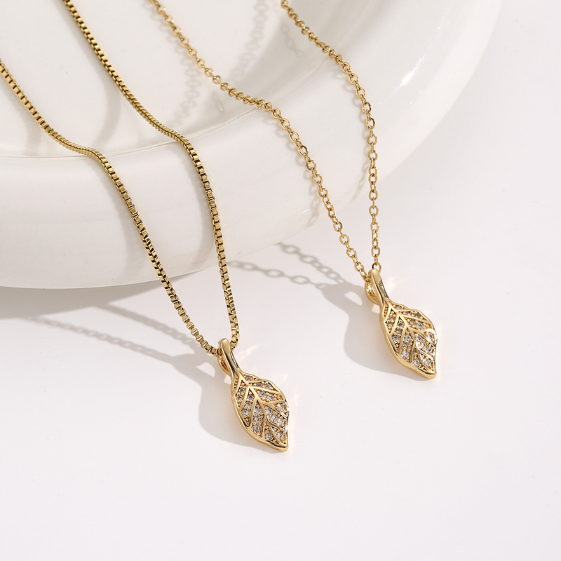 Einfache Halskette aus Titanstahl mit goldenen Zweigen und Jadeblättern für Frauen, vielseitig, Nische, hohes Niveau, Netzrot,_voghion.com