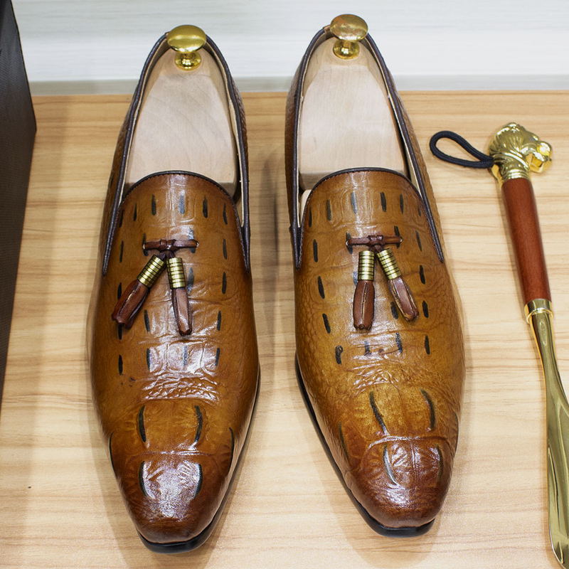 Unschlagbare Qualität. Unschlagbare Qualität. Italienische handgefertigte Business-Freizeitschuhe, spitze Leder-Loafer mit Quaste, trendige Herrenschuhe mit Krokodilmuster_voghion.com