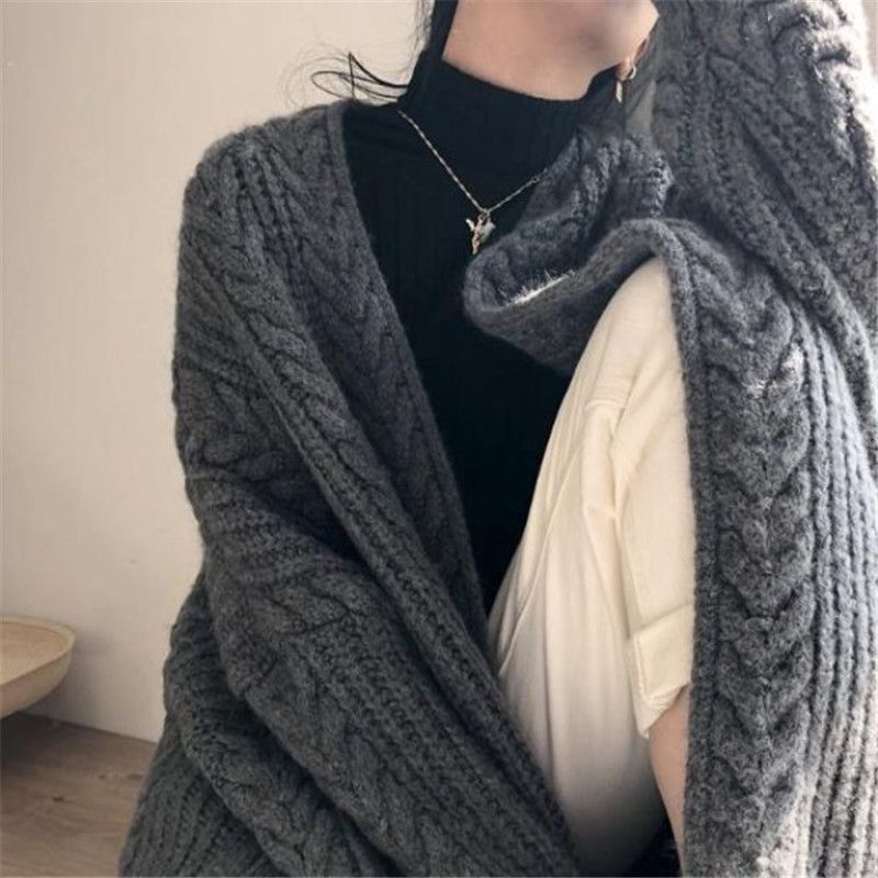 Damenbekleidung Langärmlige Grobstrick-Strickjacke Übergroßer V-Ausschnitt Zopfmuster-Pullovermantel Lässige lockere Passform Mittellange Oberbekleidung im Boho-Chic-Stil_voghion.com