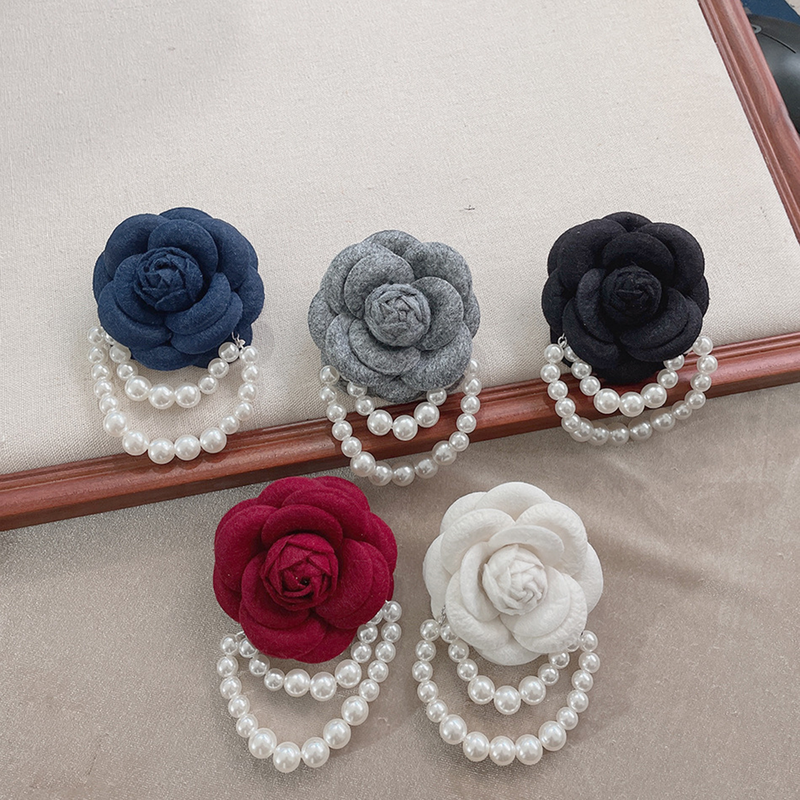 Spilla in stoffa con rosa, elegante, vintage, con fiore, lucida, perla, catena, cappello, scialle, sciarpa, borsa, colletto, donna, ragazza, spilla, accessori moda_voghion.com