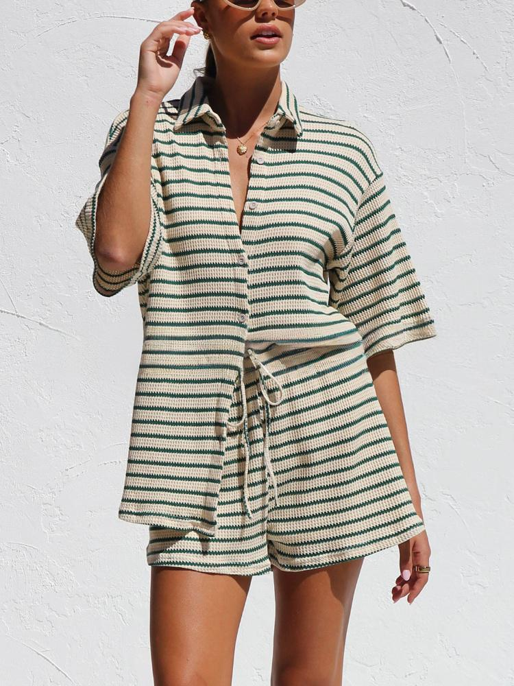 Completo estivo da donna: maglietta e pantaloncini a righe a nido d'ape, in misto cotone traspirante, comodi ed eleganti._voghion.com
