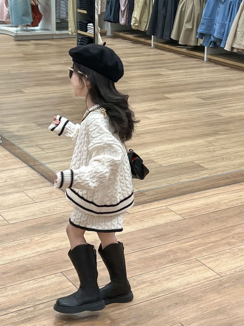 Pomlad 2024 Nova korejska otroška oblačila Dekliški pulover z V-izrezom, ocvrti testeni zavoji, pulover + kratke hlače, 2-delni komplet_voghion.com