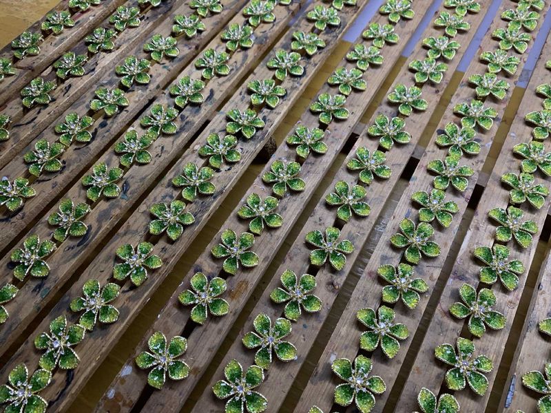 Small fresh and gradual change green crystal five-leaf flower brooch, shirt decoration handmade corsage_voghion.com